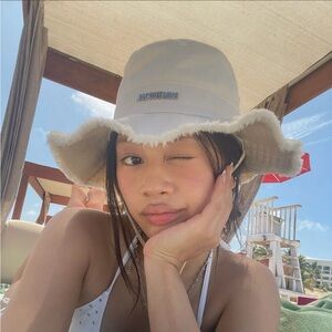 JACQUEMUS LE BOB ARTICHAUT BUCKET HAT in Off White